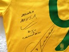 Fred autografa camiseta da Seleção para David Brazil: 'Minha musa'