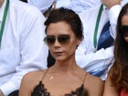 Victoria Beckham dá cruzada de pernas sexy em torneio de tênis