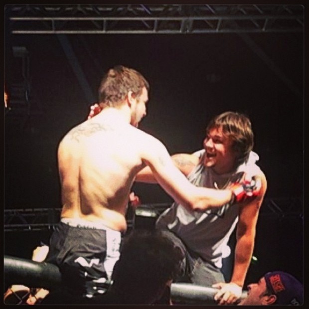 Bruno é cumprimentando por Leandro após sua vitória (Foto: Reprodução/Instagram)