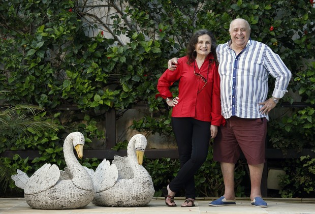 Mauro Mendonça e Rosamaria Murtinho, casados há 57 anos, posam no jardim da casa (Foto: Marcos Serra Lima / EGO)