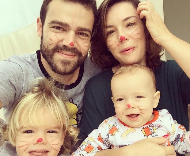Regiane Alves com a família (Foto: Instagram / Reprodução)