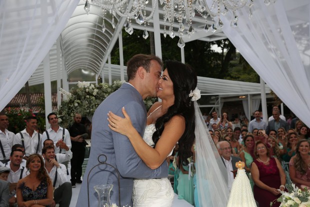 Rogério Padovan e Priscila Ferrari: o beijo dos noivos (Foto: Denilson Santos e Raphael Castello/AgNews)