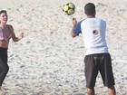 Isis Valverde faz treino funcional na praia