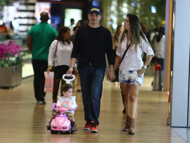 Lutador Vitor Miranda com a mulher e a filha em shopping na Zona Oeste do Rio (Foto: Ag.News/Marcello Sá Barreto)