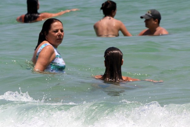 Deborah Secco na praia (Foto: Marcos Ferreira / PhotoRio News)