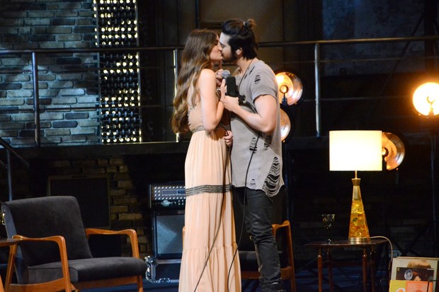Luan Santana beija Camila Queiroz em gravação de DVD  (Foto: Eduardo Martins / Ag. News)