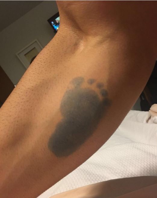 Rodrigão tatua pézinho do filho (Foto: Instagram / Reprodução)