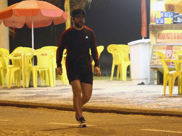 Murilo Benício corre na orla (Foto: Marcos Ferreira / Foto Rio News)