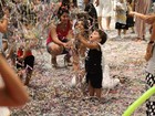 Juliana Paes se diverte em festa de carnaval com os dois filhos e o marido, no Rio