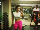 Viviane Araújo faz selfie na academia e mostra cintura fininha