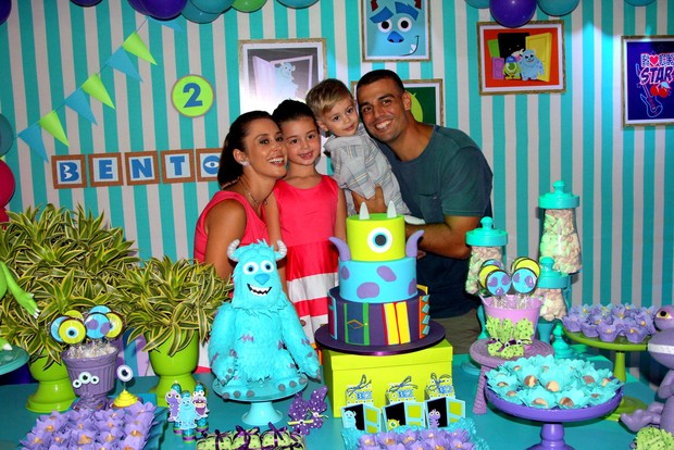 Dani Monteiro e família (Foto: Rogério Fidalgo/ Agnews)
