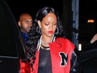 Rihanna usa blusa transparente para curtir a noite