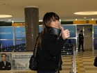 Sabrina Sato e Isabeli Fontana acenam para foto em aeroporto