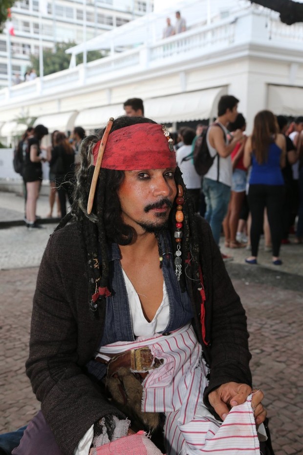 Fãs e sósias aguardam Johnny Deep na porta do Copacabana Palace RJ (Foto: Andre Freitas e Gabriel Reis / AgNews)