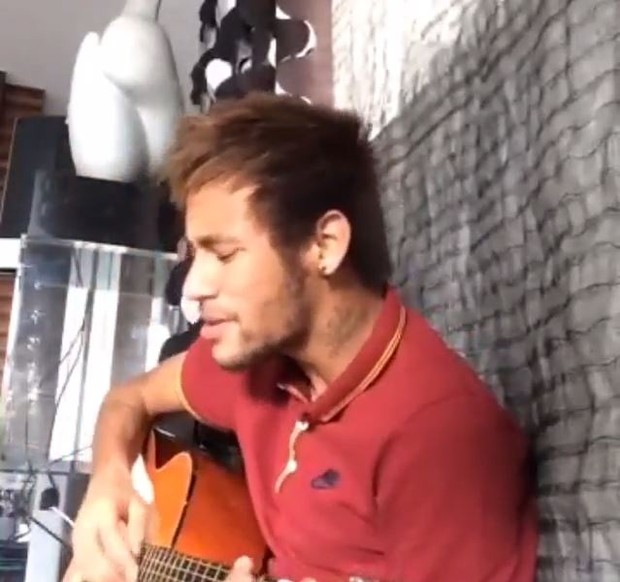 Neymar toca violão (Foto: Instagram / Reprodução)