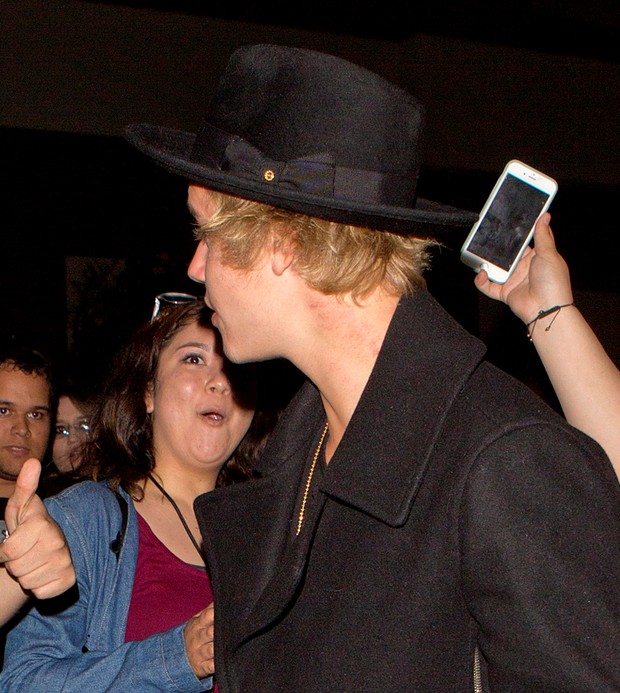 Justin Bieber deixa restaurante em Los Angeles e exibe marcas no pescoço (Foto: AKM-GSI)