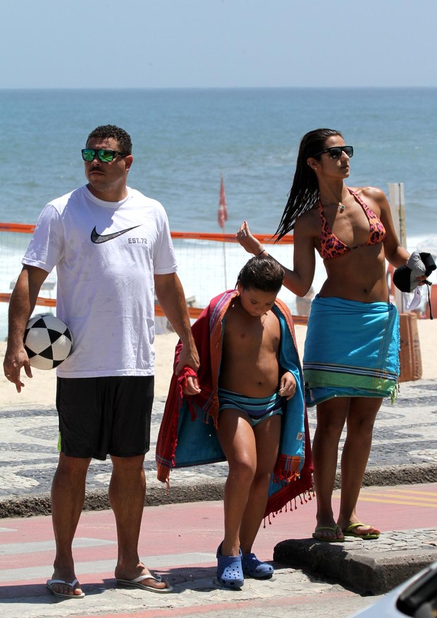 Ronaldo com o filho e a namorada, Paula Morais (Foto: André Freitas / AgNews)