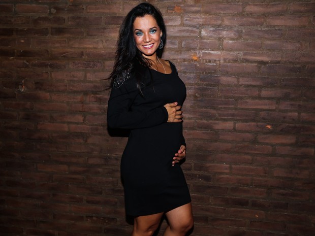 Mônica Carvalho, grávida, em estreia de peça em São Paulo (Foto: Manuela Scarpa/ Foto Rio News)