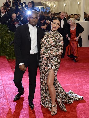 Kanye West e Kim Kardashian no baile do MET (Foto: AFP / Agência)