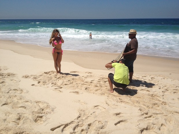 Andressa Urach posa de biquíni na praia (Foto: Divulgação)