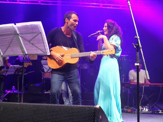 Rogê e Maria Rita em show na Zona Portuária do Rio (Foto: Anderson Borde/ Ag. News)