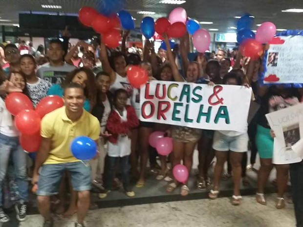 Fãs de Lucas e Orelha em aeroporto de Salvador, na Bahia (Foto: Divulgação)