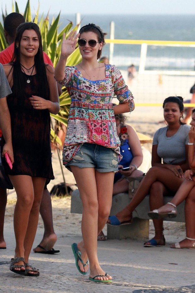Camila Queiroz caminha na orla da praia da Barra da Tijuca, RJ (Foto: Agnews)