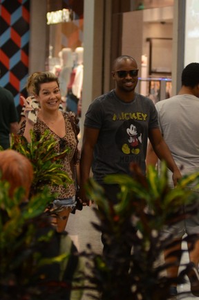 Fernanda Souza e Thiaguinho em shopping no Rio (Foto: Ag. News)