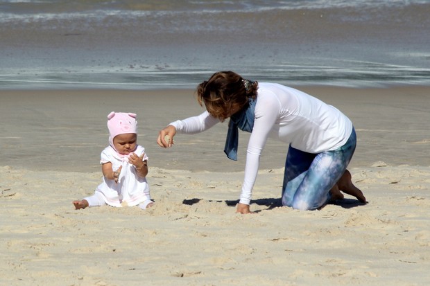 Guilhermina Guinle e filha na praia de Ipanema, RJ (Foto: J.Humberto / AgNews)
