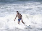 Juliano Cazarré surfa em praia no Rio