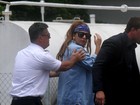 Lady Gaga chega ao Rio de Janeiro, voa de helicóptero e manda beijo para os fãs