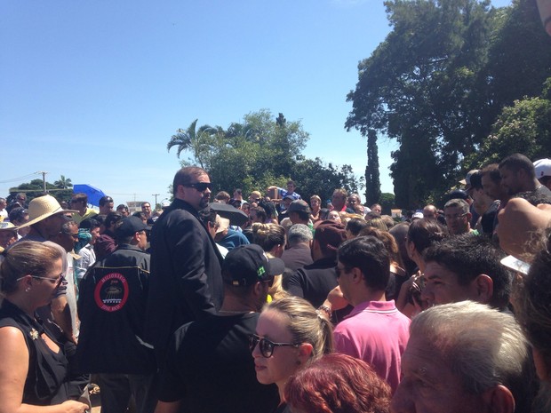 Seguranças tentam organizar enterro de José Rico (Foto: Tatiana Regadas / EGO)