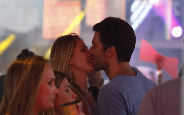 Letícia Birkheuer beijando em Pool Party (Foto: Marcos Serra Lima / EGO)