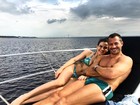 Malvino Salvador e Kyra Gracie curtem passeio de barco