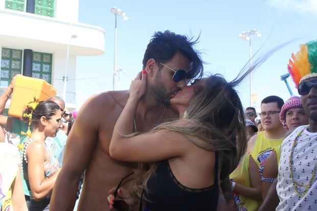 Nicole Bahls e namorado no trio da Ivete em Salvador (Foto: Thiago Duran/AgNews)