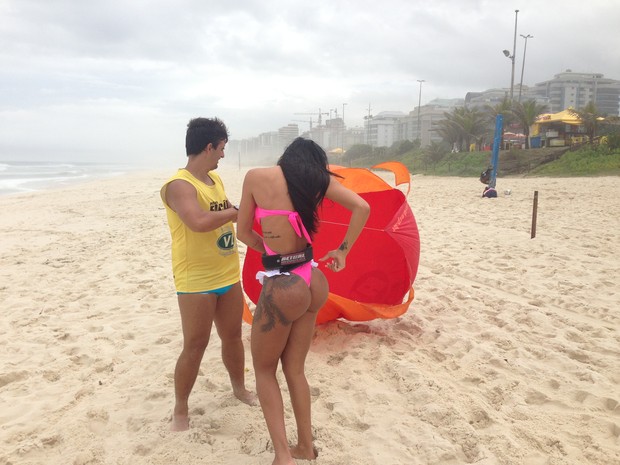 Lorena Bueri treina na praia da Barra da Tijuca (Foto: Dilson Silva / Agnews)