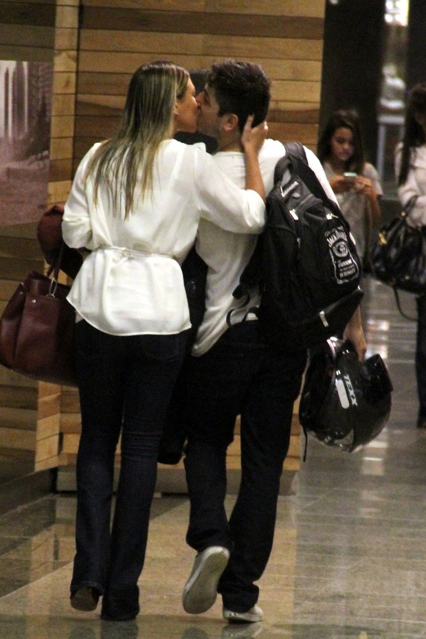 Daniel Rocha e namorada em shopping no RJ (Foto: Marcus Pavão/AgNews)