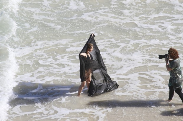 Letícia Spiller fotografa na praia (Foto: Dilson Silva / AgNews)