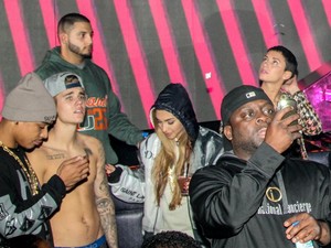 Justin Bieber em boate de Miami antes de prisão (Foto: AKM-GSI BRASil)