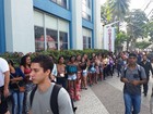Fãs madrugam e formam fila em shopping carioca para ver Thiaguinho