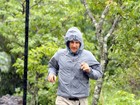 Matthew McCounaghey corre debaixo de chuva em Minas Gerais