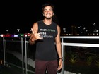 Rodrigo Simas sobre assédio de fãs: 'Rolam uns apertões na bunda'