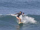 Dani Suzuki mostra habilidade sobre as ondas em dia de surfe