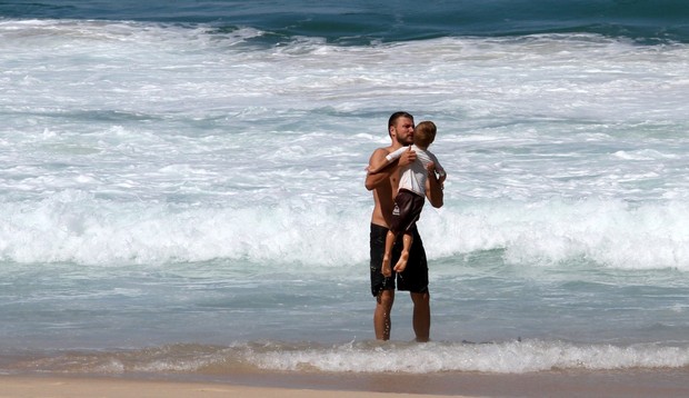 Fernanda Lima e Rodrigo Hilbert com os filhos na praia do Leblon (Foto: Wallace Barbosa/AgNews)