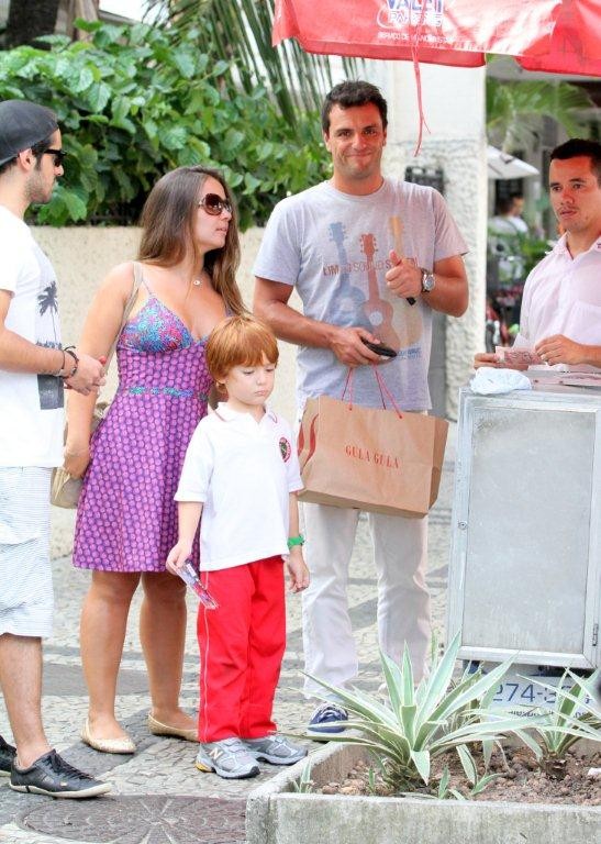 Rodrigo Lombardi almoça com família no RJ (Foto: André Freitas / AgNews)