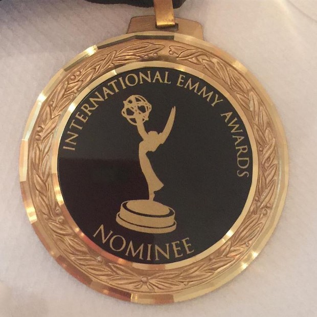 Renata Vasconcellos mostra medalha de indicação ao Emmy de Jornalismo (Foto: Reprodução/Instagram)