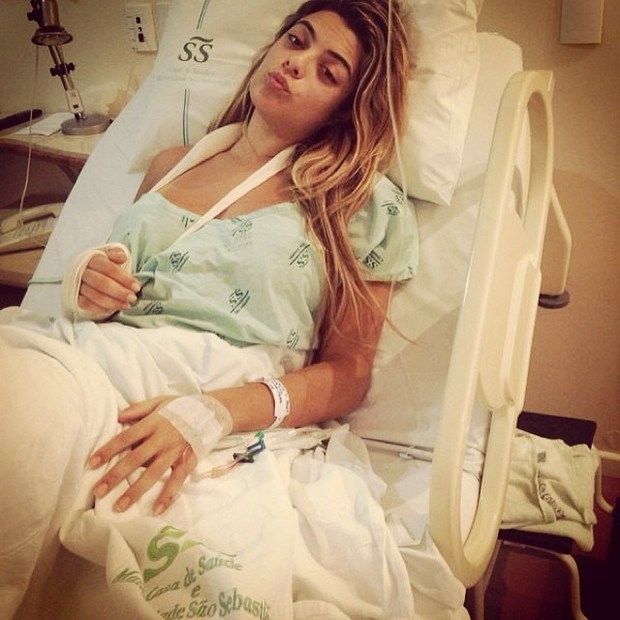 Ex-BBB Monique Amin após opera o braço em uma hospital em Florianópolis (Foto: Instagram/ Reprodução)