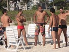 Mesmo assediado por fãs, Adriano curte praia no Rio de Janeiro