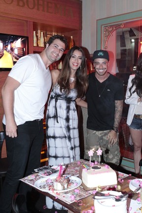 Geórgia Busgaib com o namorado, Victor Pedroza, e o ator Felipe Titto em restaurante na Zona Oeste do Rio (Foto: Isac Luz/ EGO)
