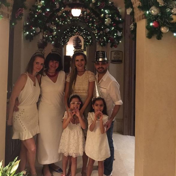 Flávia Camargo, o marido Luciano, e família (Foto: Reprodução/Instagram)